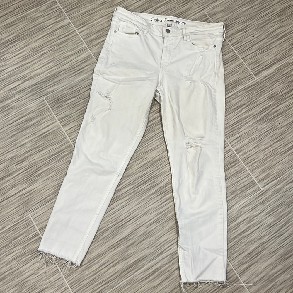 Calvin Klein White Ripped Capris/Cropped Jeans - 12
